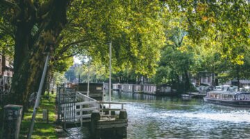 Huizen aan de gracht In de zomer in Amsterdam