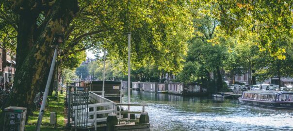 Häuser an der Gracht Im Sommer in Amsterdam